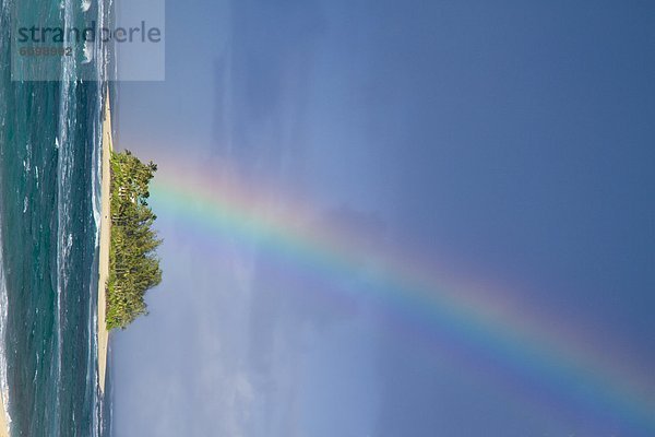 Farbaufnahme  Farbe  fallen  fallend  fällt  über  klein  Wüste  Insel  Regenbogen