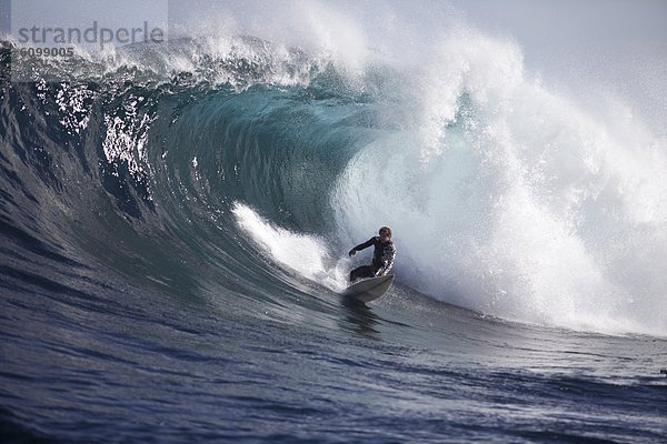 Mann  groß  großes  großer  große  großen  Bluff  Wellenreiten  surfen  Tasmanien  Wasserwelle  Welle