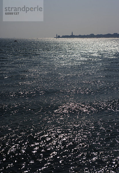 Italien  Provinz Venedig  Caorle  Blick auf das Adriatische Meer bei Dämmerung