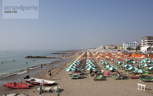 Italien  Provinz Venedig  Caorle  Blick auf den Strand mit Sunsahdes