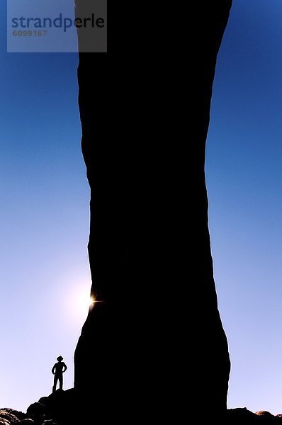 stehend  Mann  Silhouette  unterhalb  Brücke  Utah