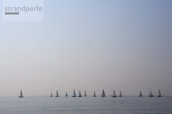 Italien  Provinz Venedig  Caorle  Segelboote in der Adria bei Dämmerung