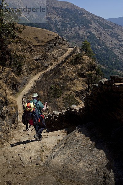 Stufe  Stein  Hügel  absteigen  Bergwanderer  Nepal  steil