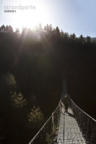 Fußgängerbrücke  gehen  über  Sonnenaufgang  Einsamkeit  Bergwanderer  schmal  Nepal