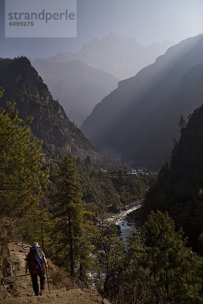 absteigen  Tal  Richtung  Basar  Bergwanderer  Nepal