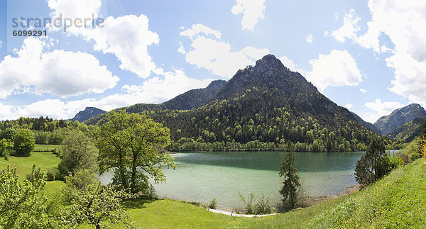 Deutschland  Bayern  Blick auf den Thumsee mit Berg