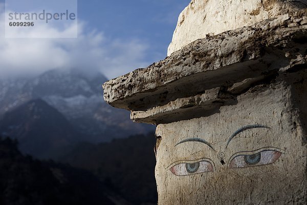 folgen  über  Touristin  halten  Seitenansicht  Nepal  Stupa  Schiffswache