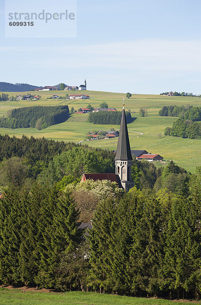 Österreich  Blick auf die Kirche mit der Stadt Oberhofen