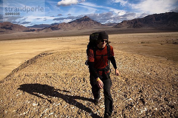 Mann Selbstvertrauen Hügel jung Death Valley Nationalpark
