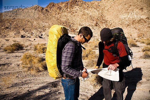 Selbstvertrauen über Hügel Rucksackurlaub Landkarte Karte wandern 2 Death Valley Nationalpark sehen