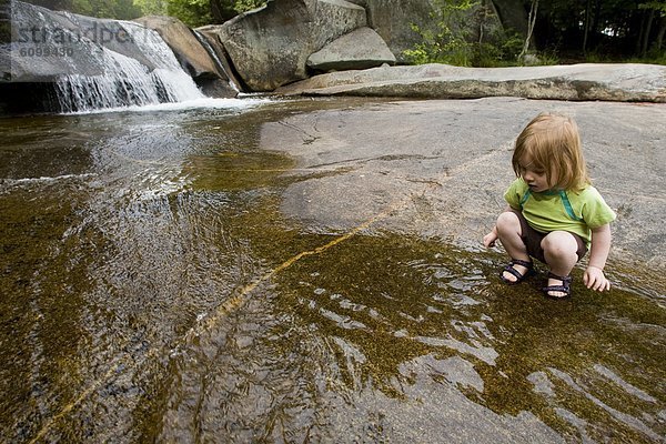 nahe  Wasserfall  Spiel  jung  Mädchen