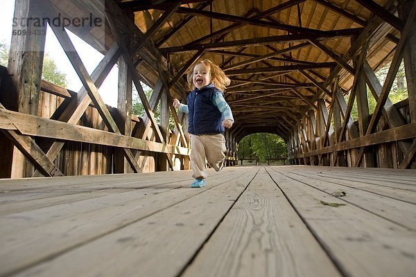 bedecken klein rennen Brücke Mädchen