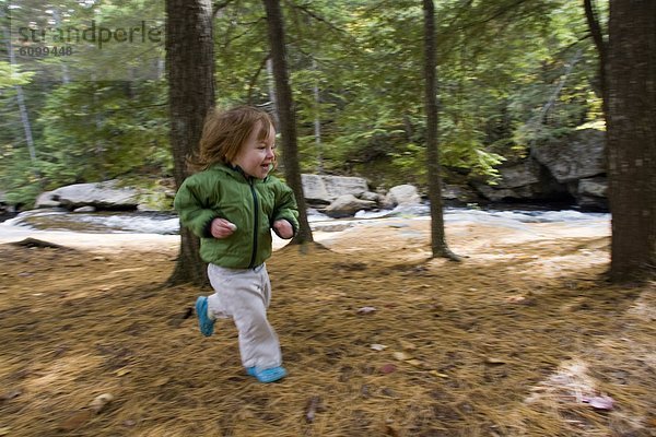 Laubwald  rennen  jung  Mädchen