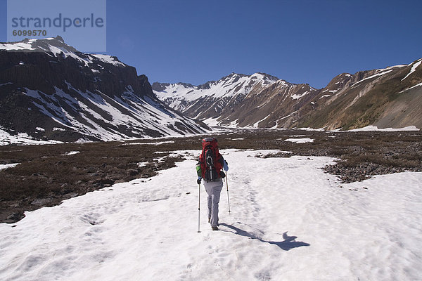 hoch  oben  Frau  Berg  Tal  wandern  Anden  Chile  Schnee