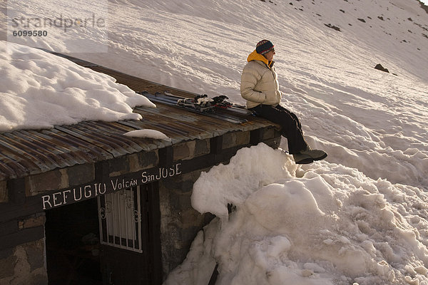 Bergsteiger  Dach  sitzend  Hütte  Frau  Berg  Anden  begraben  Chile  Schnee