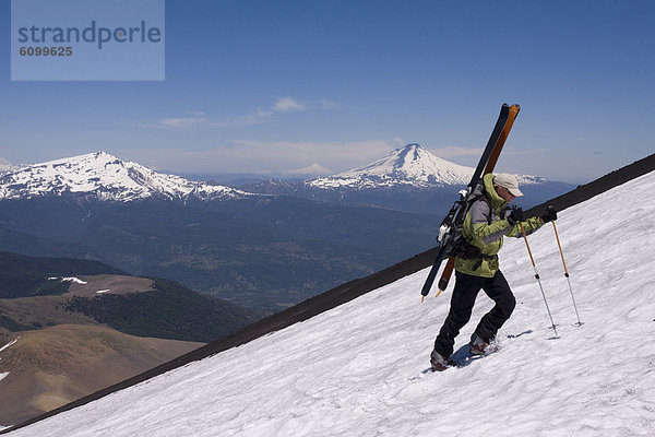 hoch  oben  Berg  Mann  Vulkan  Anden  Lonquimay  Chile  klettern
