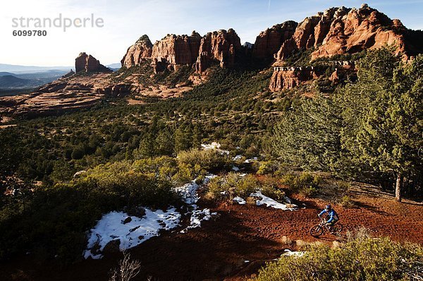 Felsbrocken  Berg  Mann  fahren  Mittelpunkt  rot  Arizona  Lebensphase  umgeben  Sedona