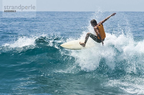 Mann  jung  Wellenreiten  surfen