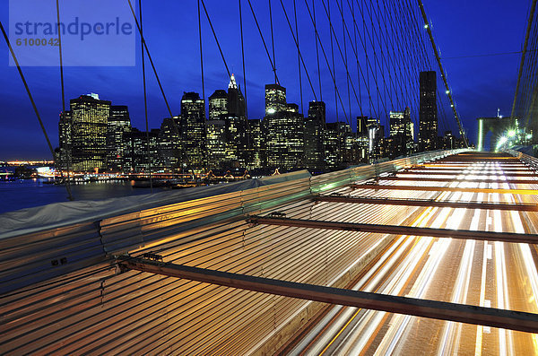 Skyline Skylines New York City Auto über Großstadt Brücke Hintergrund Brooklyn Abenddämmerung neu