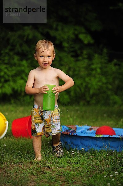 Wasser  Junge - Person  klein  spielen