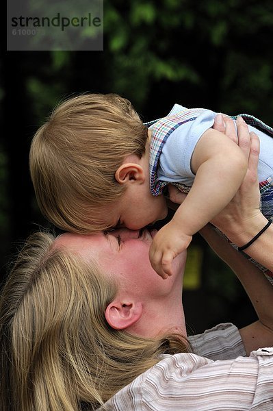 Frau  Junge - Person  küssen  klein