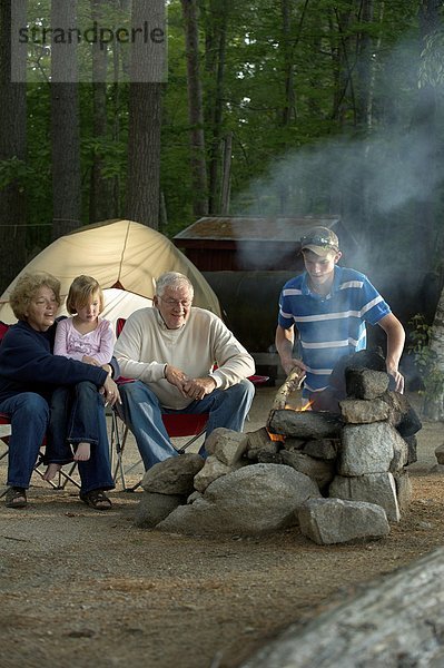 nahe  Lifestyle  offen  über  See  camping  Feuer  kochen  Kristall  Maine