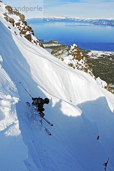 überqueren  Skifahrer  absteigen  See  Hintergrund  Berg  Kreuz