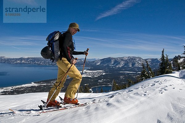 hoch  oben  Skifahrer  See  Hintergrund  Kalifornien  Berg