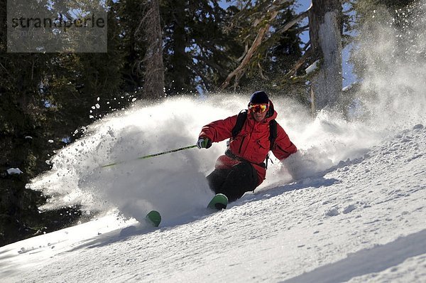 Skifahrer  drehen  Produktion  groß  großes  großer  große  großen  Gesichtspuder  Kalifornien  unbewohnte  entlegene Gegend