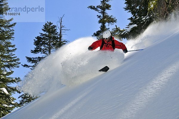 Skifahrer  drehen  Produktion  groß  großes  großer  große  großen  Gesichtspuder  Kalifornien  unbewohnte  entlegene Gegend