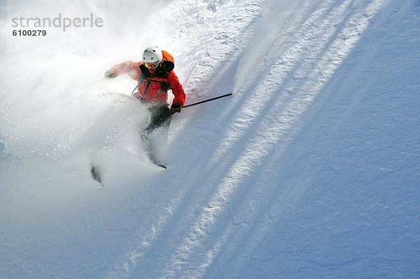 Skifahrer  drehen  Produktion  groß  großes  großer  große  großen  Gesichtspuder  Kalifornien  unbewohnte  entlegene Gegend