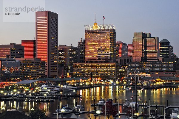 Skyline  Skylines  Fenster  Sonnenuntergang  Großstadt  Spiegelung  Baltimore  Abenddämmerung  Maryland