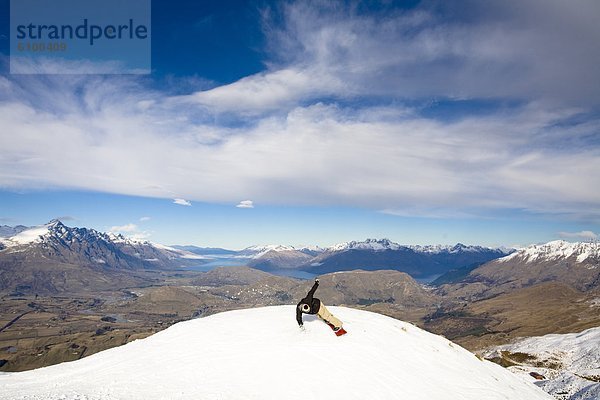 Snowboarding  Snowboardfahrer  drehen  Seitenansicht  Neuseeland  Queenstown