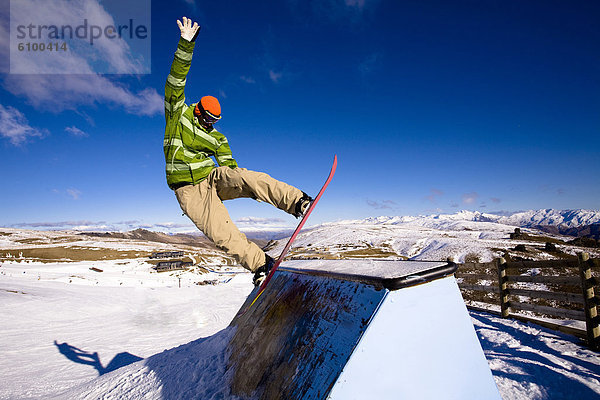 Snowboardfahrer  grün  Jacke  Neuseeland  Viertel Menge  Schnee  Wanaka