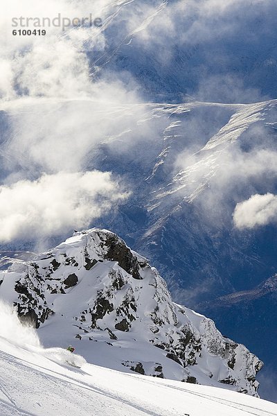 Berg  Snowboarding  Snowboardfahrer  drehen  Gesichtspuder  tief  Neuseeland  Queenstown