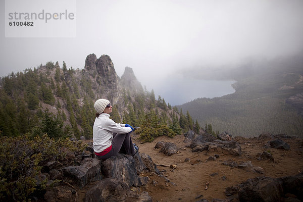 nahe  Biegung  Biegungen  Kurve  Kurven  gewölbt  Bogen  gebogen  Frau  ruhen  Vulkan  wandern  jung  Oregon