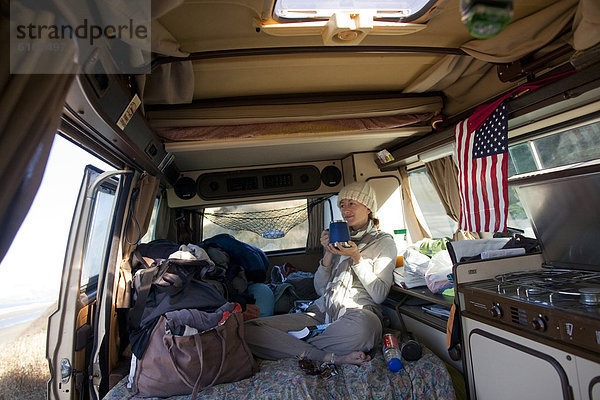 junge Frau junge Frauen Kleintransporter nehmen Morgen Küste innerhalb Pazifischer Ozean Pazifik Stiller Ozean Großer Ozean camping Kaffee VW Lieferwagen