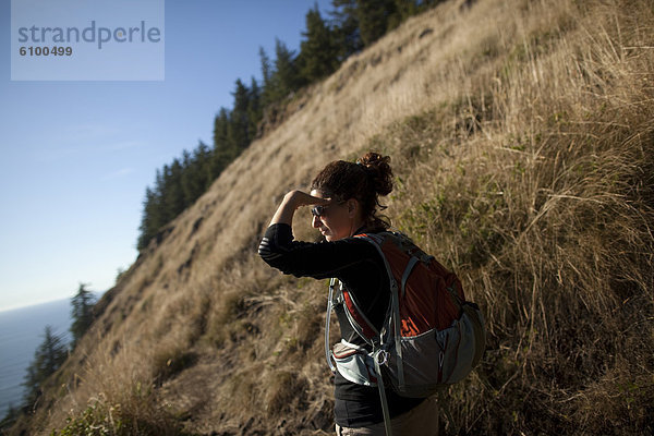 Frau  nehmen  Küste  wandern  Pazifischer Ozean  Pazifik  Stiller Ozean  Großer Ozean  Ansicht  jung  vorwärts