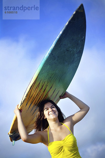 Frau  lächeln  gehen  Badeanzug  gelb  Himmel  über  halten  Surfboard  blau  jung  unterhalb