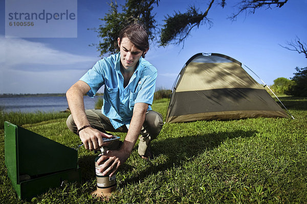 Wasserrand  Mann  Vorbereitung  See  camping  jung  Alabama  Ofen