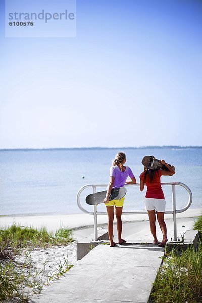 nahe  ruhen  Strand  Geländer  über  2  Geräusch  Mädchen  hinaussehen  Rose  Pensacola  Florida  Florida  Rest  Überrest