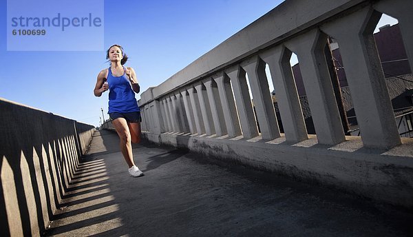 Jugendlicher  Weg  rennen  Brücke  Mädchen  Alabama  Innenstadt