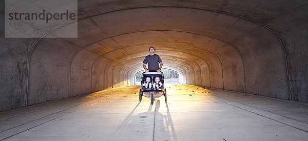 beleuchtet  Mann  Sohn  Tunnel  rennen  Zwilling - Person  Kinderwagen