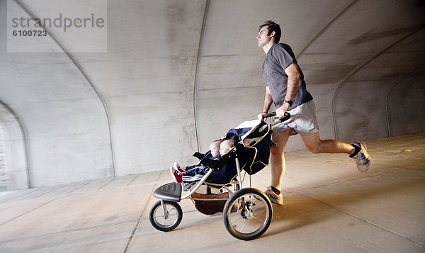 Bewegung  Mann  Bewegungsunschärfe  Sohn  Tunnel  rennen  Zwilling - Person  Kinderwagen