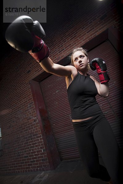 Außenaufnahme  Jugendlicher  Lagerhalle  Lager  Training  üben  Kunst  mischen  Kampfsportler  Mädchen  Alabama  Mixed  Faustschlag