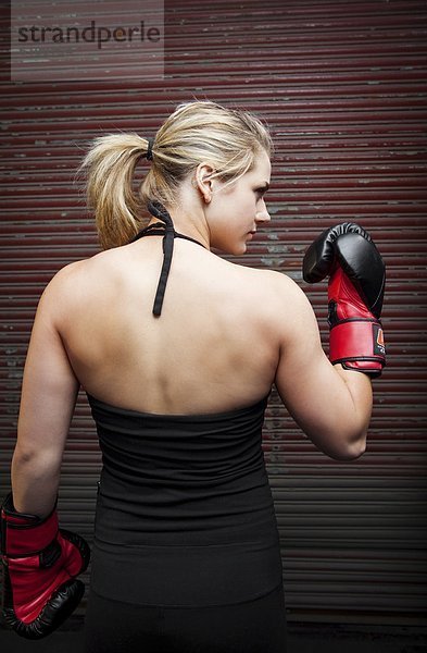 Außenaufnahme  Jugendlicher  Lagerhalle  Lager  Training  Kunst  mischen  Kampfsportler  Mädchen  Alabama  Mixed