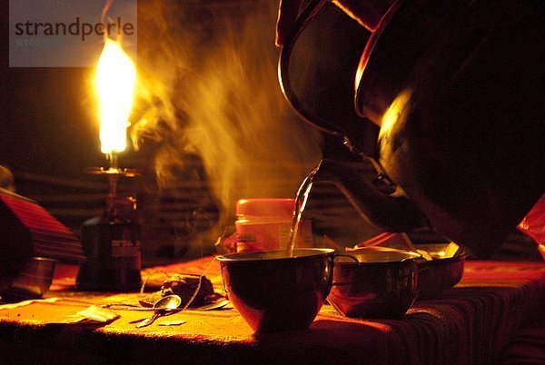 Wasser  Tasse  eingießen  einschenken  Abend  Wärme  folgen  Produktion  Laterne - Beleuchtungskörper  verbrannt  Gas  Inka  Tee