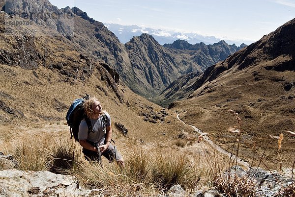 Mann  Berggipfel  Gipfel  Spitze  Spitzen  Frau  folgen  Spiegelung  jung  Inka