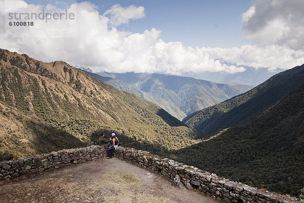 zwischen  inmitten  mitten  Fröhlichkeit  folgen  Ruine  jung  vorwärts  zeigen  antik  Inka  Aussichtspunkt
