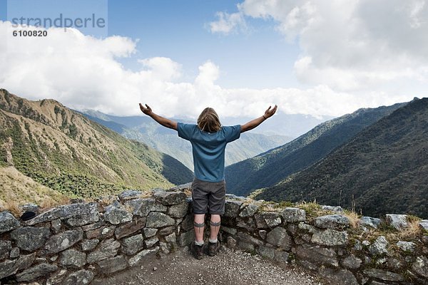 Landschaftlich schön landschaftlich reizvoll Berg Mann nehmen folgen jung vorwärts Anden Inka